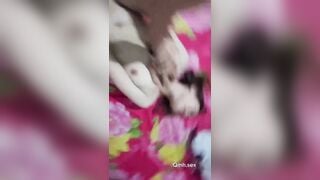 Khoe vợ trắng trẻo em có che mặt chống cự nhưng không đáng kể