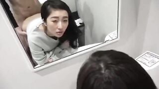 Em du học sinh lén lút trong toilet thương mại