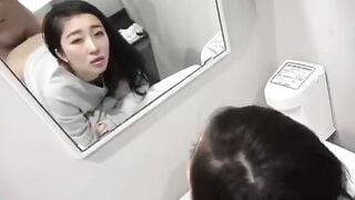 Em du học sinh lén lút trong toilet thương mại