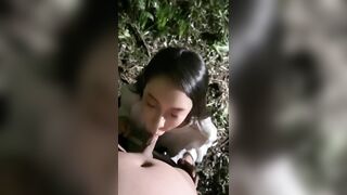 Đi dạo cùng em trong công viên vắng vẻ