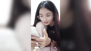 gái xinh thủ dâm sướng rên rỉ chảy nước lênh láng cực nứng trong KTX Phần 2