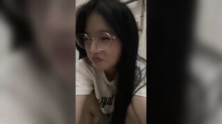 gái xinh thủ dâm sướng rên rỉ chảy nước lênh láng cực nứng trong KTX Phần 1