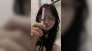 gái xinh thủ dâm sướng rên rỉ chảy nước lênh láng cực nứng trong KTX Phần 3