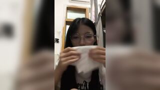 gái xinh thủ dâm sướng rên rỉ chảy nước lênh láng cực nứng trong KTX Phần 3