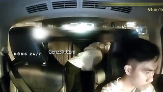 Clip Hot Cặp Đôi Ăn Kem Trên Xe Taxi