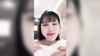 gái xinh chuppy tắm xong quay lại clip để làm kỉ niệm