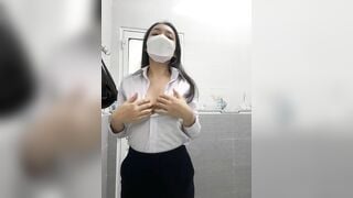 em nhân viên ngân hàng nứng lồn trốn vào nhà vệ sinh để thủ dâm show hàng cực nứng
