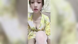 em gái trung bím non tơ ngồi banh bím thủ dâm móc bím hồng không lông