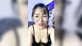 gái xinh kính cận SV năm nhất thiếu tiền live app show hàng thủ dâm cực nứng
