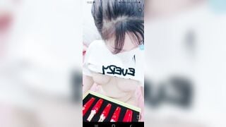 gái teen bán nước hoa bằng cách ngồi show ngực để bán được nhiều hàng