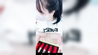 gái teen bán nước hoa bằng cách ngồi show ngực để bán được nhiều hàng