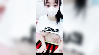 gái teen bán nước hoa bằng cách ngồi show ngực để bán được nhiều hàng