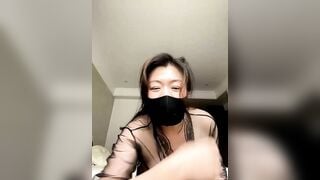 em gái teen cùng 2 bảo bối cu giả và máy rung vào khách thủ dâm