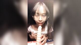 Bảo Nhi 2ka8 siêu non tơ kính cận đặt cu giả trên mạng về rồi suốt ngày thủ dâm