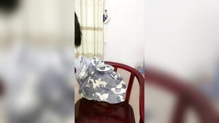 cho thằng bạn thân chơi từ bé ngồi xoa bóp vú trực tiếp trên live cực nứng