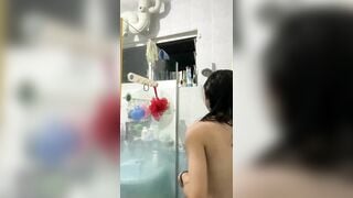 Bé Mới Lớn Đi Tắm Show Hàng Thủ dâm trong nhà tắm