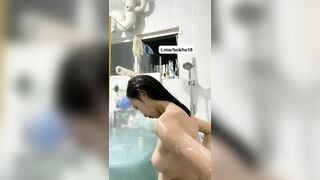 Bé Mới Lớn Đi Tắm Show Hàng Thủ dâm trong nhà tắm