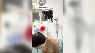 Bé Mới Lớn Đi Tắm Show Hàng Thủ dâm trong nhà tắm