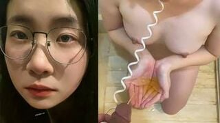 Clip Hot Em Đeo Kính Bdsm Uống Cạn Nước Đái Của Anh Người Yêu