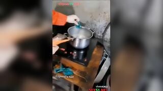 Lén Bóp vú Bác gái đang nấu ăn r đè ra chịch nhau bị phát hiện