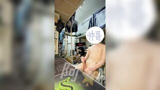 Thủ dâm trong ký túc xá, trước mặt bạn bè