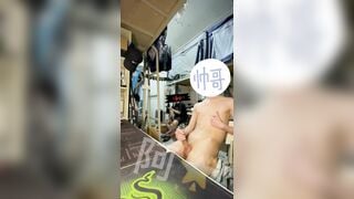 Thủ dâm trong ký túc xá, trước mặt bạn bè