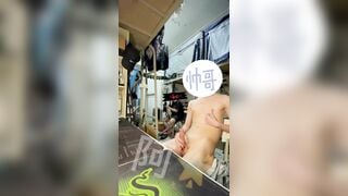 Thủ dâm trong ký túc xá, trước mặt bạn bè