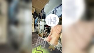 Thủ dâm trong ký túc xá, trước mặt bạn bè