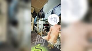 Thủ dâm trong ký túc xá, trước mặt bạn bè