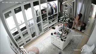 hack cam thấy 2 vợ chồng với cưới đụ nhau trong phòng quần áo