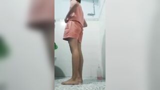 bé học sinh ngây thơ bím rậm lông bị trai dụ show hàng móc bím trong nhà tắm