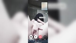 Bé Này Chịu Chơi Quá Liếm Hết Dâm Thủy Luôn Mà Còn Nhét Lút Cán Cây Son Luôn 10đ