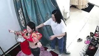 Các cô dâu xinh đẹp vào thử váy cưới