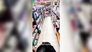 Bé iu biuciu trong tiệm sách.