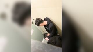 2 thanh niên Bú cu trong tolet