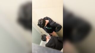 2 thanh niên Bú cu trong tolet
