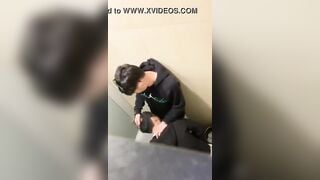 2 thanh niên Bú cu trong tolet