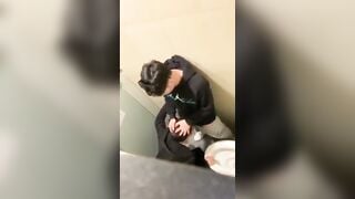 2 thanh niên Bú cu trong tolet