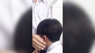 Bú cu thủ dâm trong nhà vệ sinh