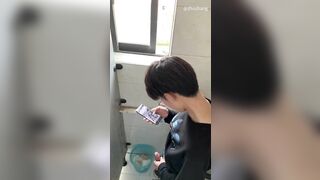Thủ dâm trong nhà vệ sinh trong trường