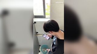Thủ dâm trong nhà vệ sinh trong trường