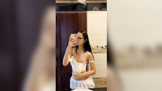 Bé Hs Kính Cận mới lớn đã tập tành khoe thân
