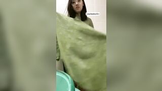Bé kính cận body bốc lửa show hàng trong nhà vệ sinh cực nứng