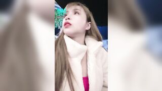 Barbie Dẫn Con bạn Đi cafe mà nứng lồn nên vào Wc móc lồn bắn nước