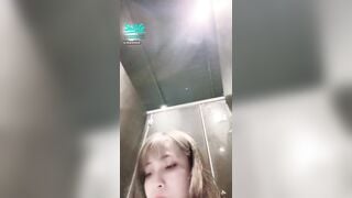 Barbie Dẫn Con bạn Đi cafe mà nứng lồn nên vào Wc móc lồn bắn nước