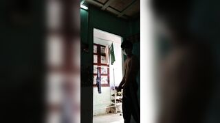 Nứn cặc thủ dâm cửa phòng trọ