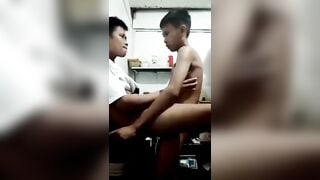 Thằng anh cho em trai chơi