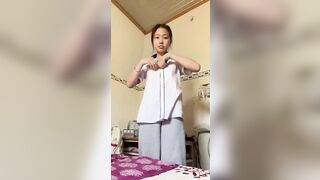 Em gái đi học về cái là cởi đồ móc lồn tự sướng ngay