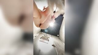 E mỹ Anh 2ka7 Nhét Sex Toy Đi TTTM Rung nát bím chảy nước
