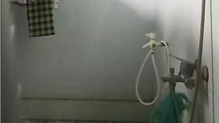 Quay lén em họ non tơ dáng ngon đi tắm